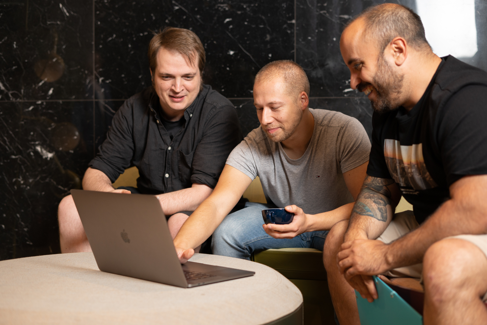 OXID Team bei der Zusammenarbeit